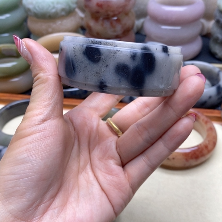 石英岩玉手镯未镶嵌