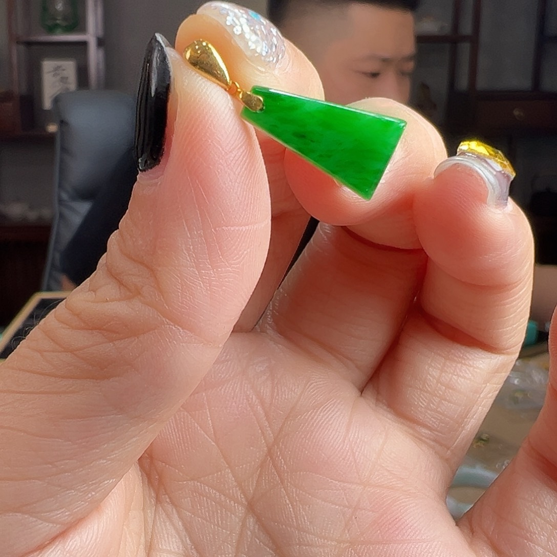 翡翠18K金镶嵌颈饰吊坠