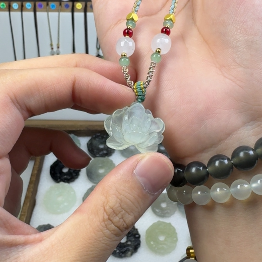 蛇纹石玉直播间选绳子未镶嵌