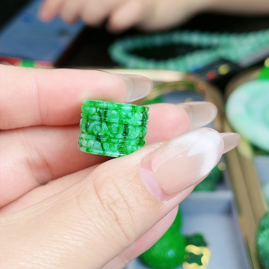 翡翠颈饰未镶嵌吊坠