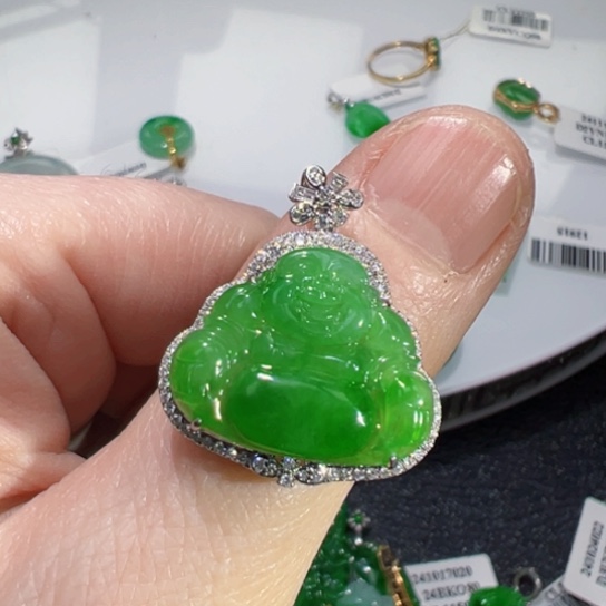 颈饰18K金镶嵌翡翠