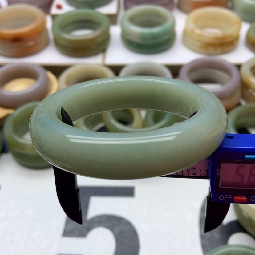 【闪购商品】未镶嵌手镯石英岩玉