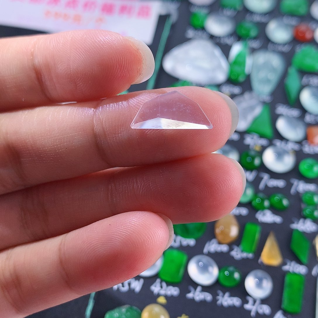 翡翠颈饰未镶嵌天然翡翠高冰切割