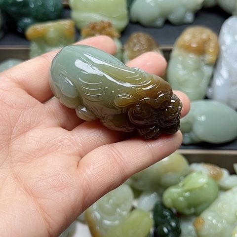 颈饰未镶嵌和田玉李**面