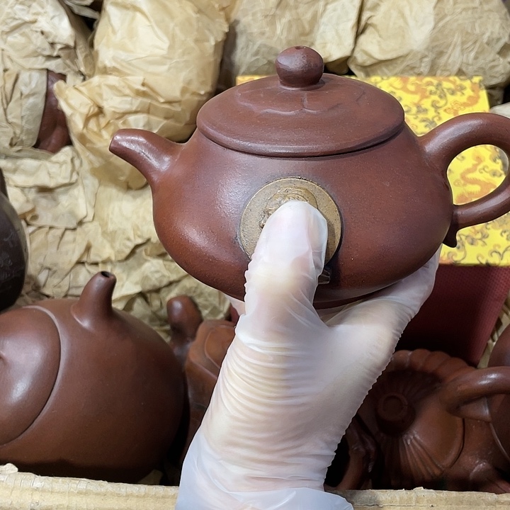 茶壶紫砂原矿泥料，手工制作的一把紫砂壶。