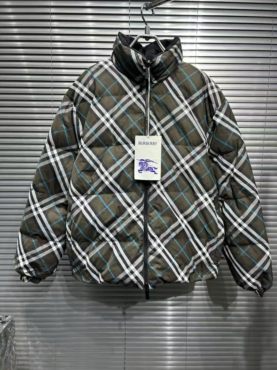 全新未使用 BURBERRY/博柏利 24爆款胸前战马双面羽绒服m尺码