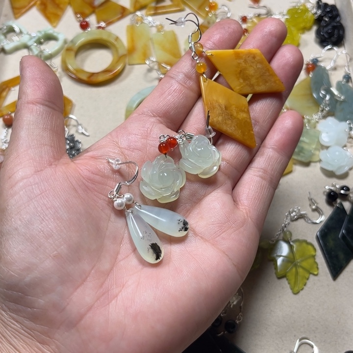 蛇纹石玉合金耳饰