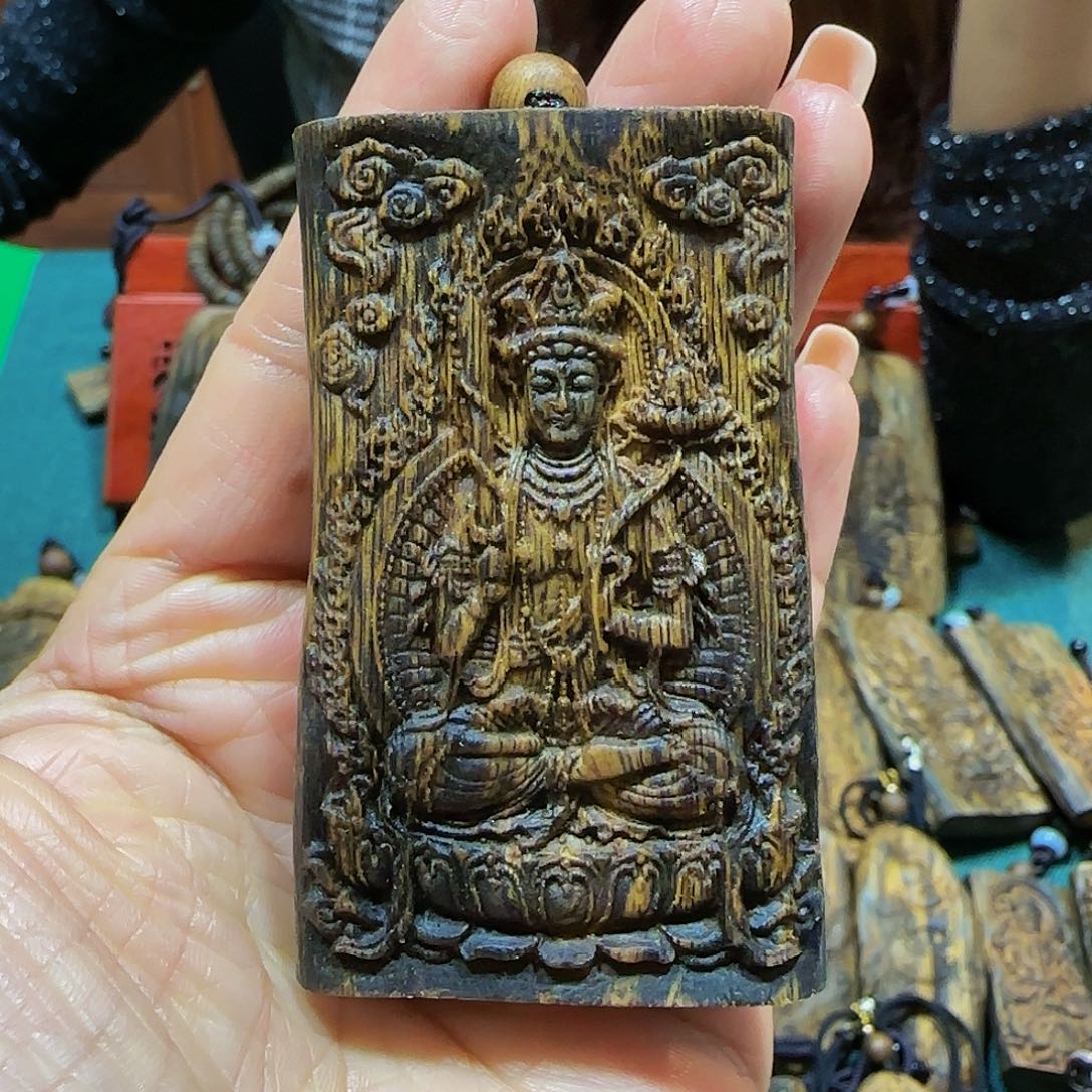 沉香吊坠海南白奇乌身老料雕刻虚空带绳23.6克