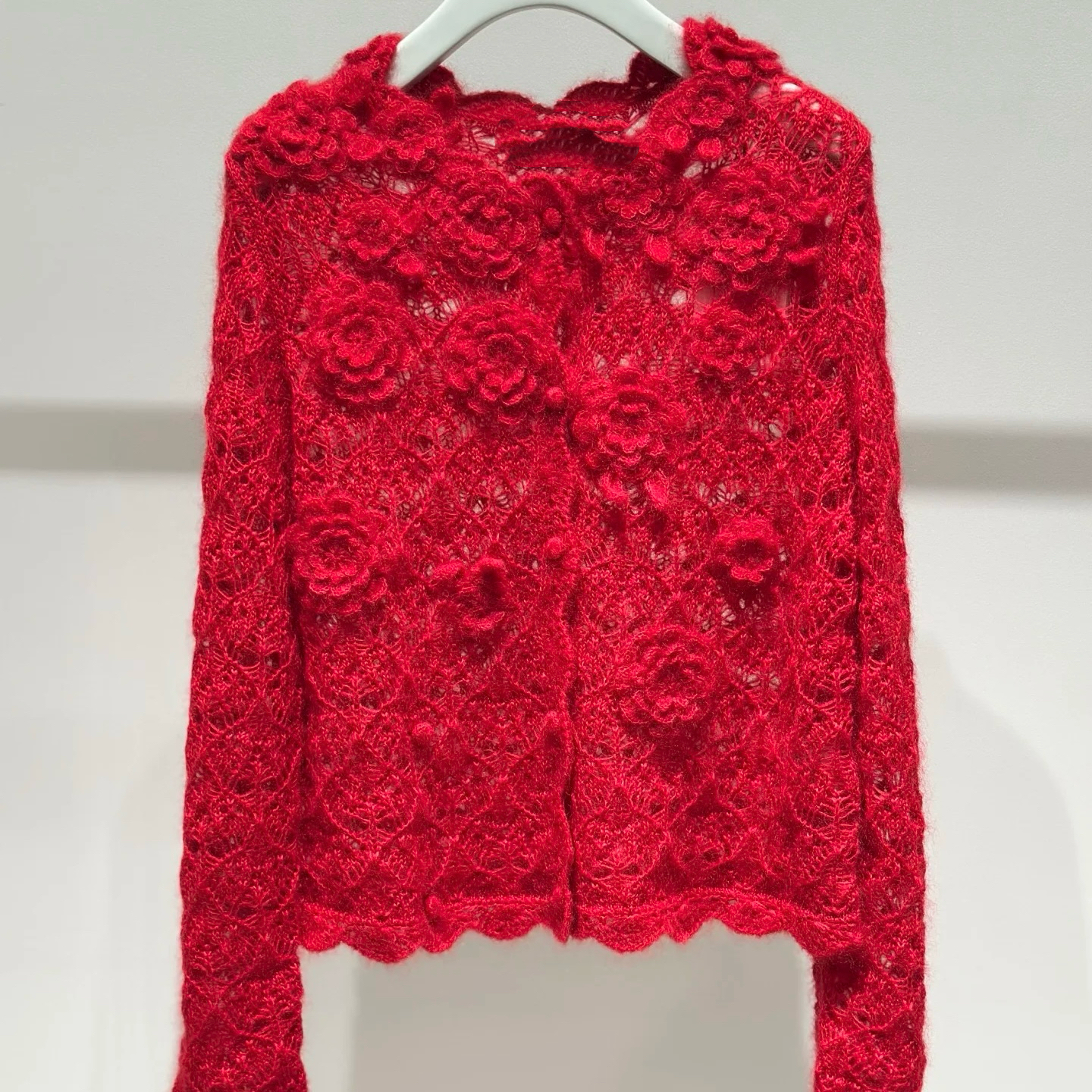 《猪猪出品》镂空花朵毛针织衫红色手勾丝马海开衫时尚毛衣蕾丝短款