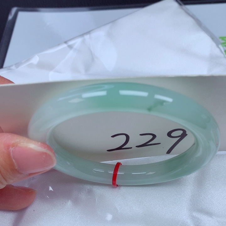 翡翠手镯未镶嵌翡翠