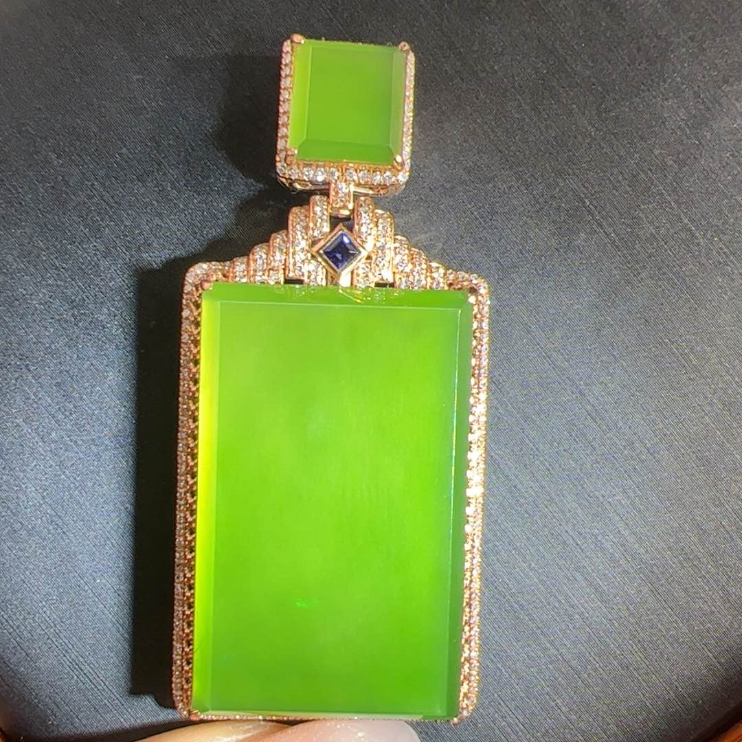 和田玉冰底阳果绿过灯无包容无事牌18K金镶嵌