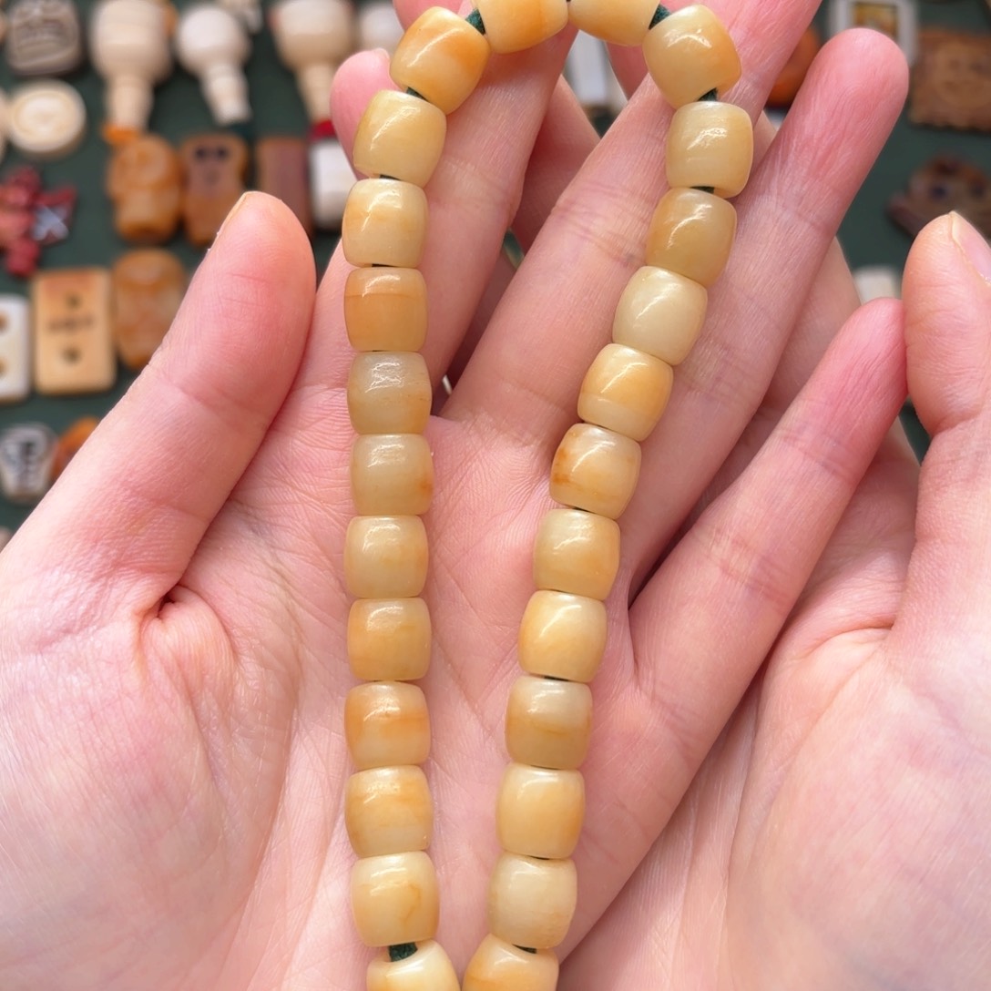 配饰和化妆等工序制作出来