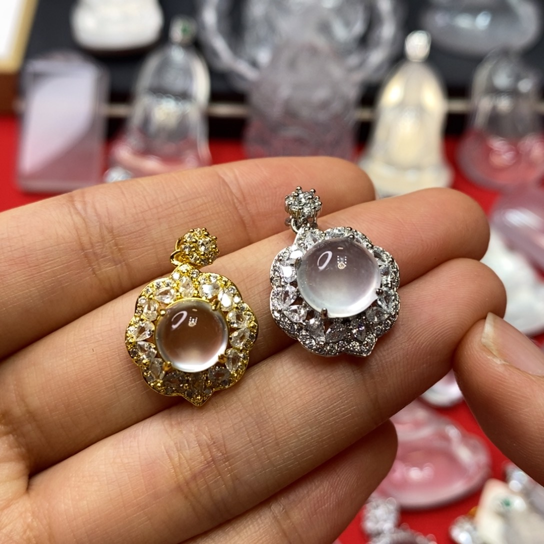 石英质玉合金吊坠