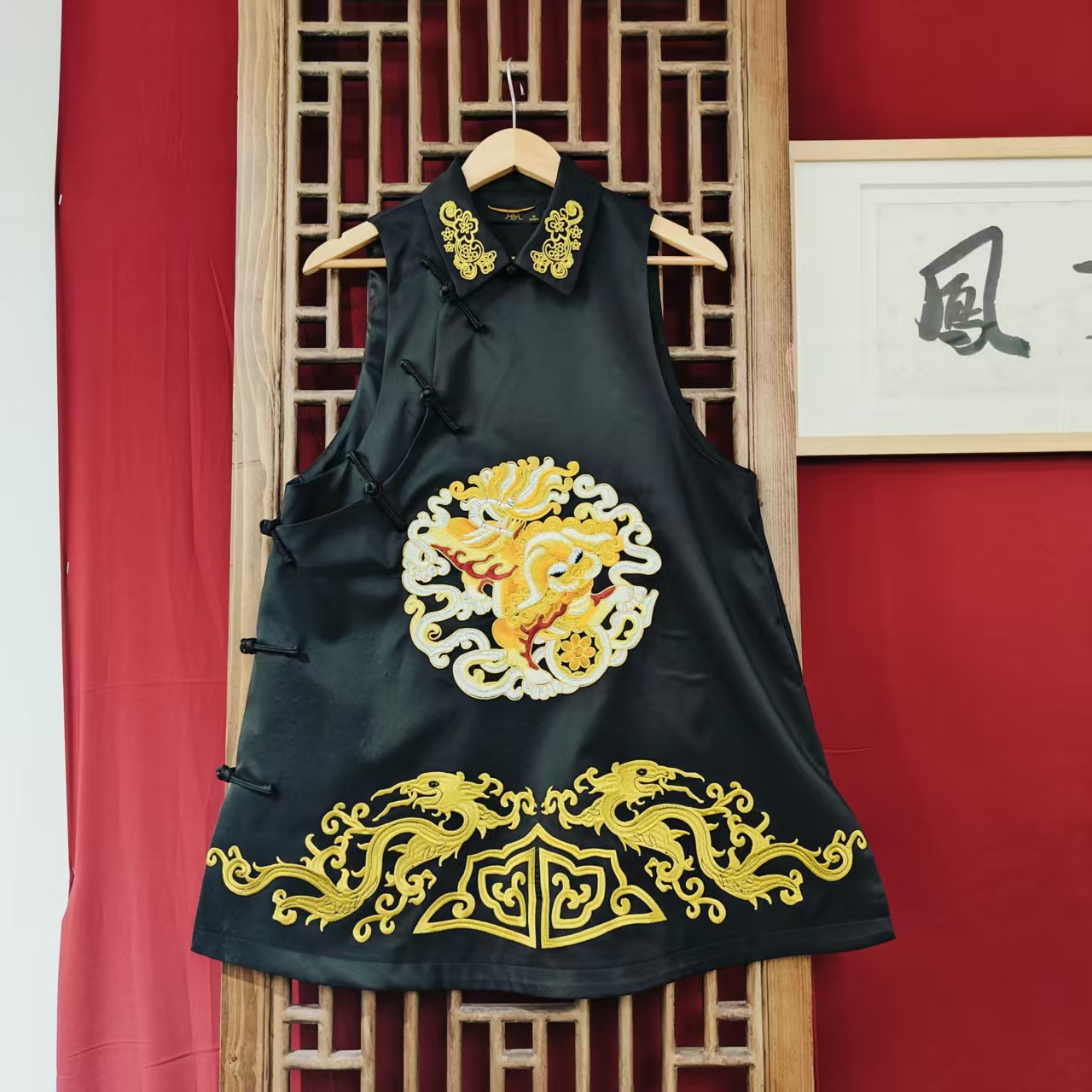 （LS763-3）凤徕兮私人定制黑底黄色团麒麟刺绣翻领中长款马夹