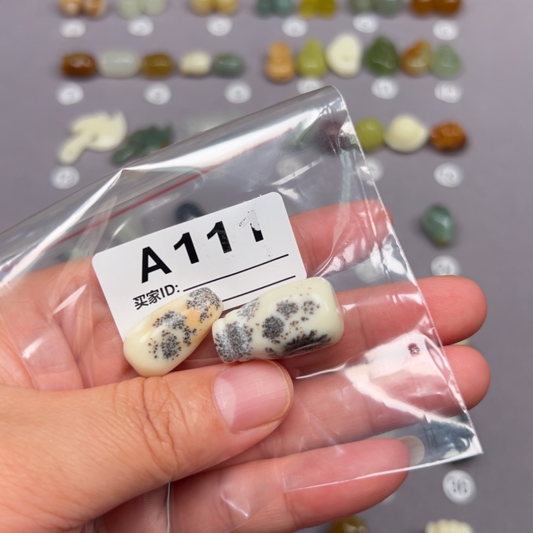 未镶嵌蛇纹石玉颈饰一**捺