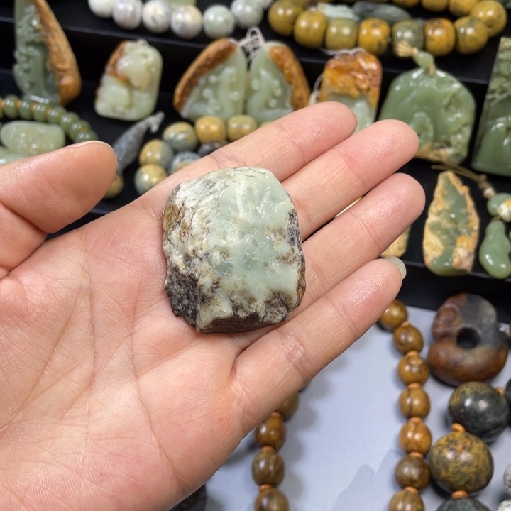 透闪石质玉吊坠未镶嵌