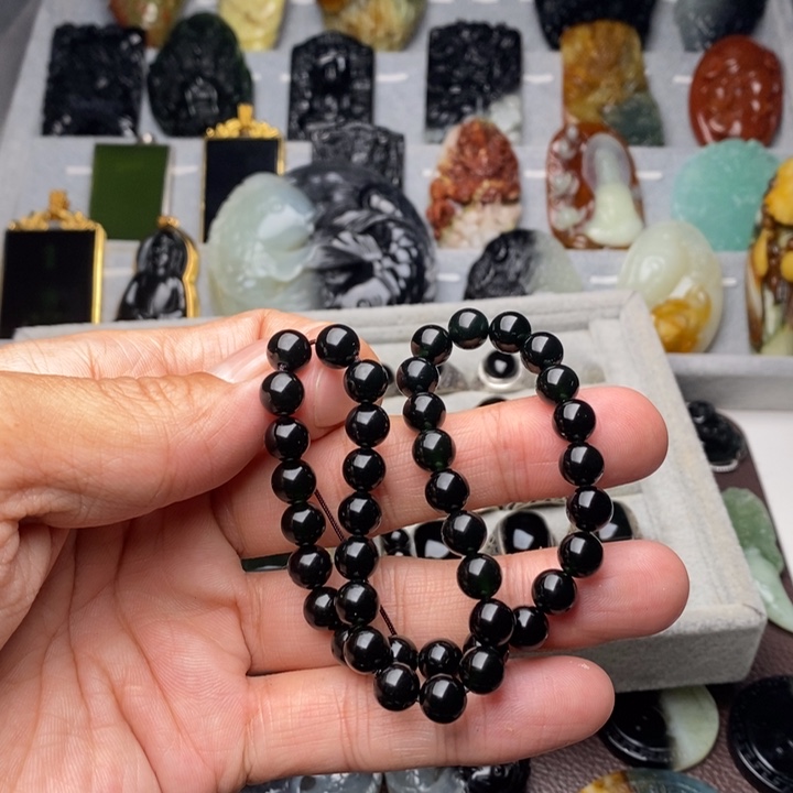 蛇纹石玉颈饰未镶嵌车*