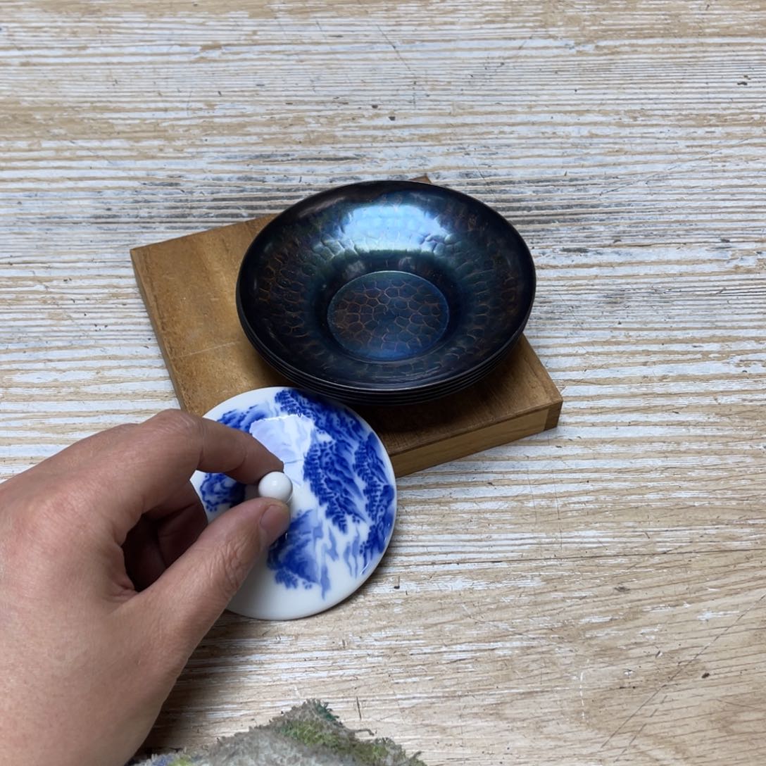 瓷片庄**物密密麻麻地排列着一个