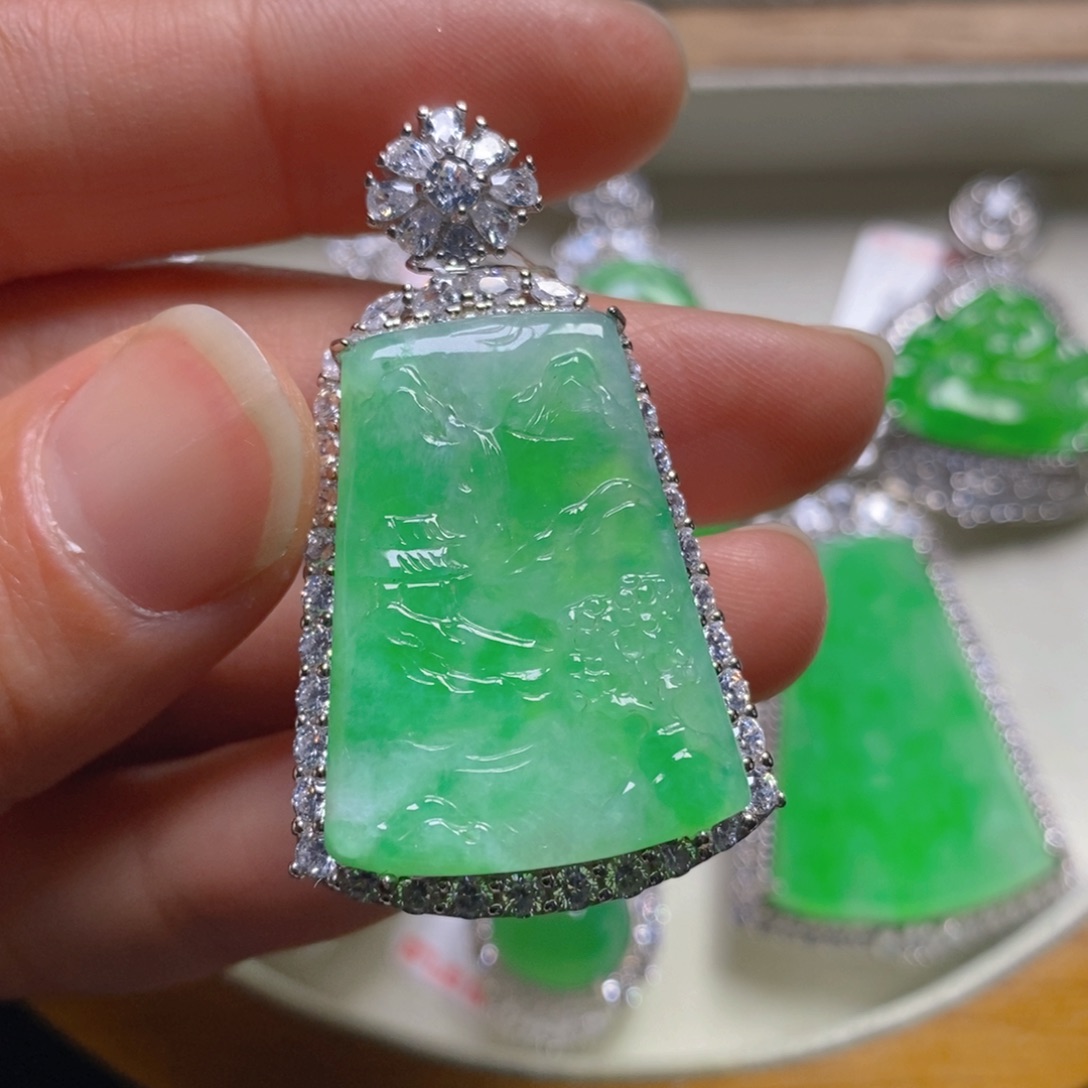 翡翠颈饰银S925镶嵌山水吊坠