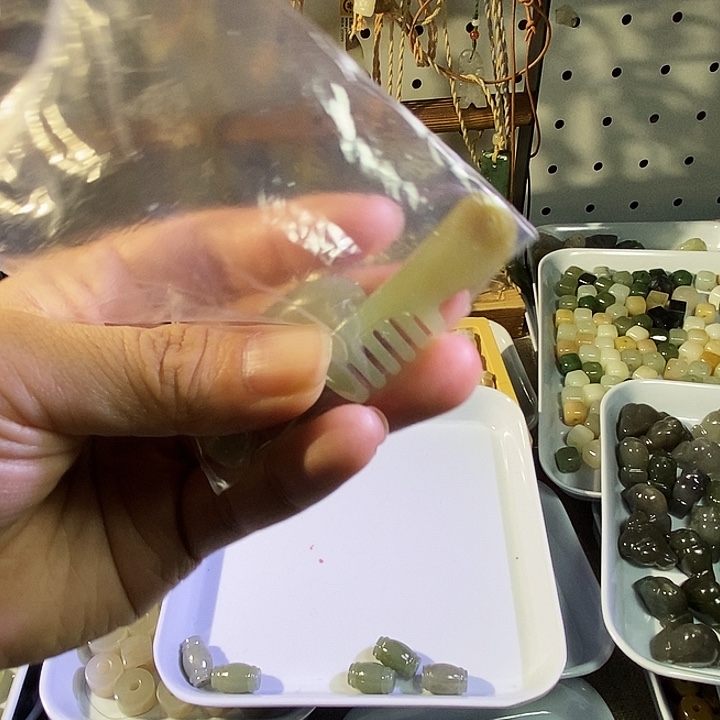 致***墅和田玉未镶嵌手链