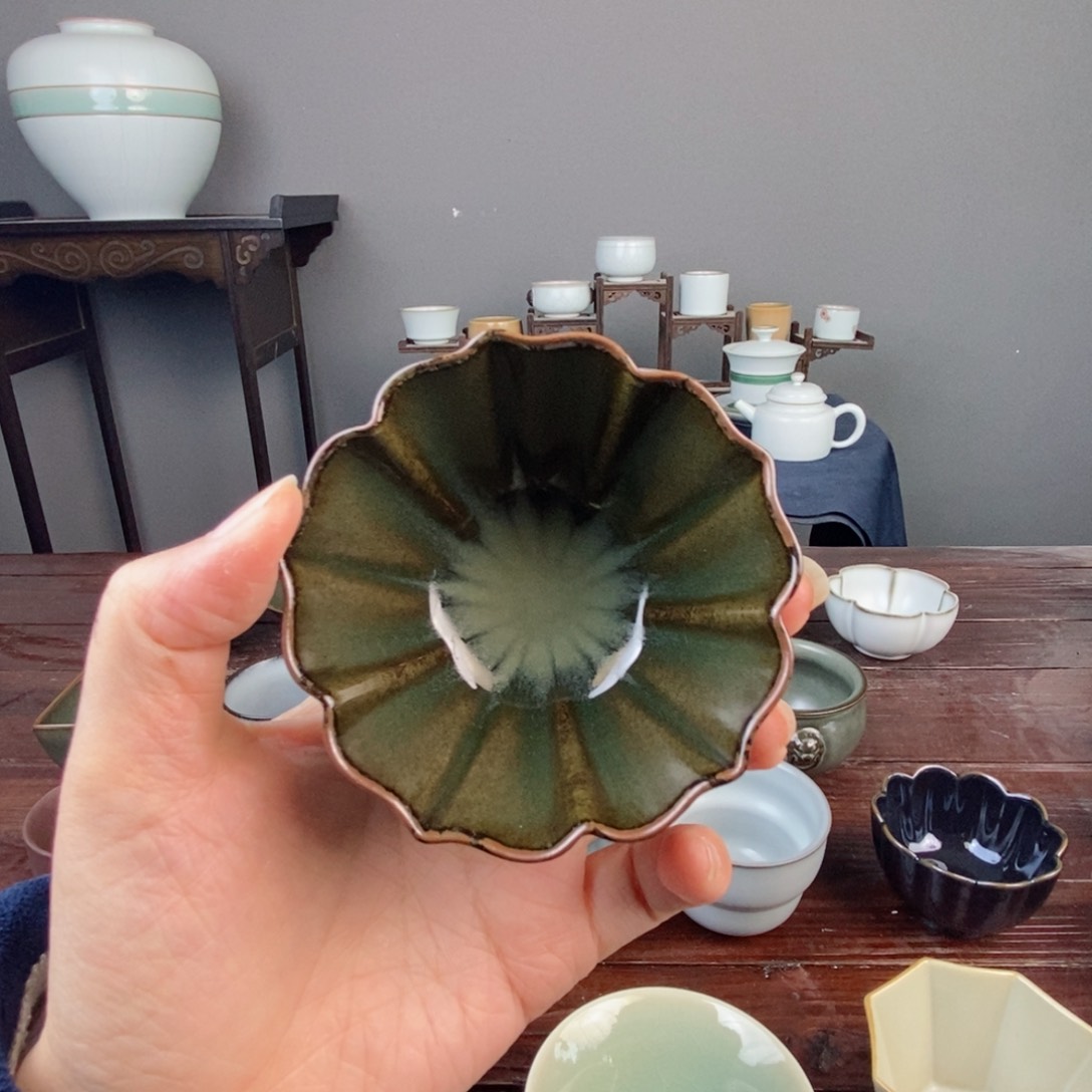 铁胎梅子青开片花口杯 