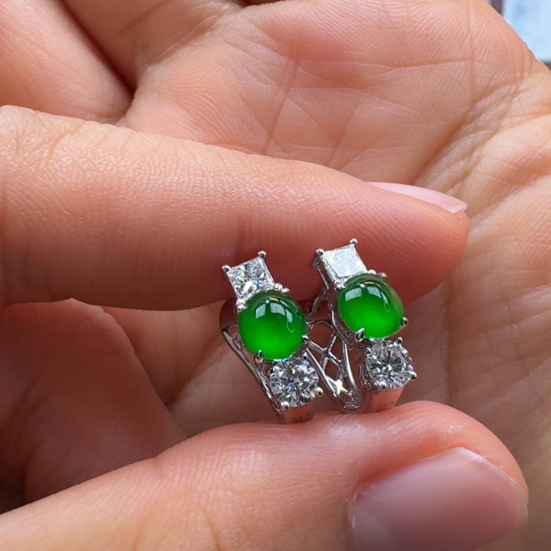 翡翠18K金镶嵌吊坠(赠链)玻璃种正阳绿耳包