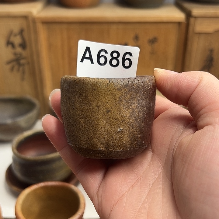 逐***边备前烧，手捻杯，款自查，杯身磨皮，无配件，
