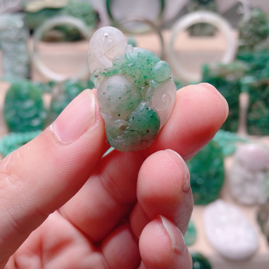 独山玉未镶嵌颈饰