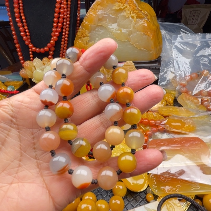 未镶嵌石英质玉（黄龙玉）颈饰