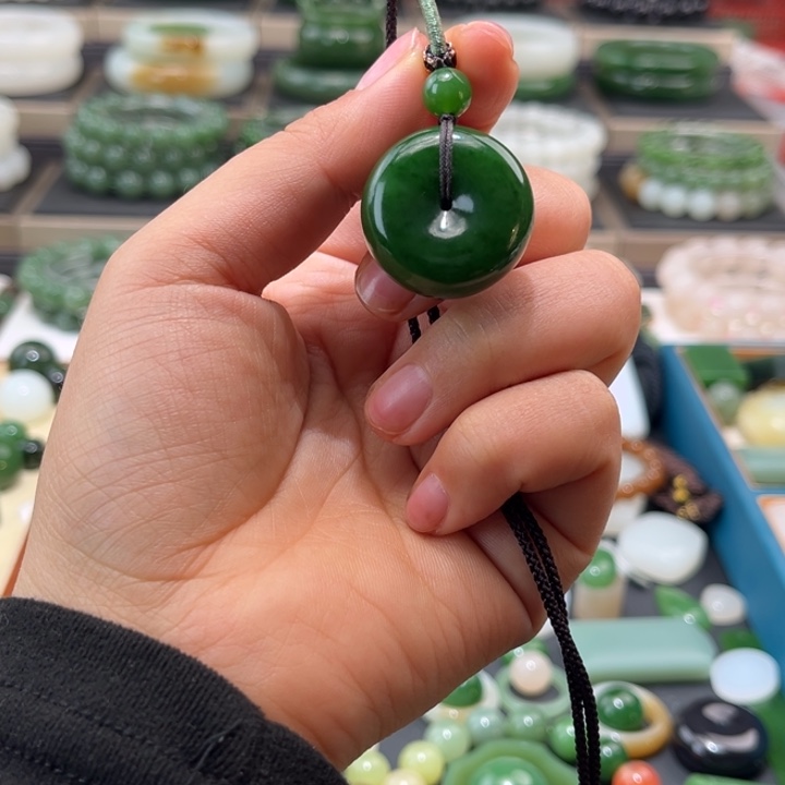 人***意和田玉未镶嵌颈饰菠菜绿平安扣