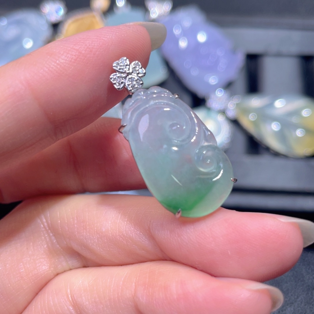 颈饰18K金镶嵌翡翠翡翠