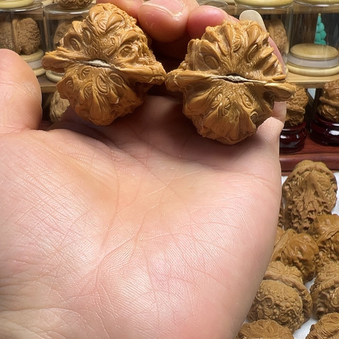 不***在核桃白狮子雕刻吞噬