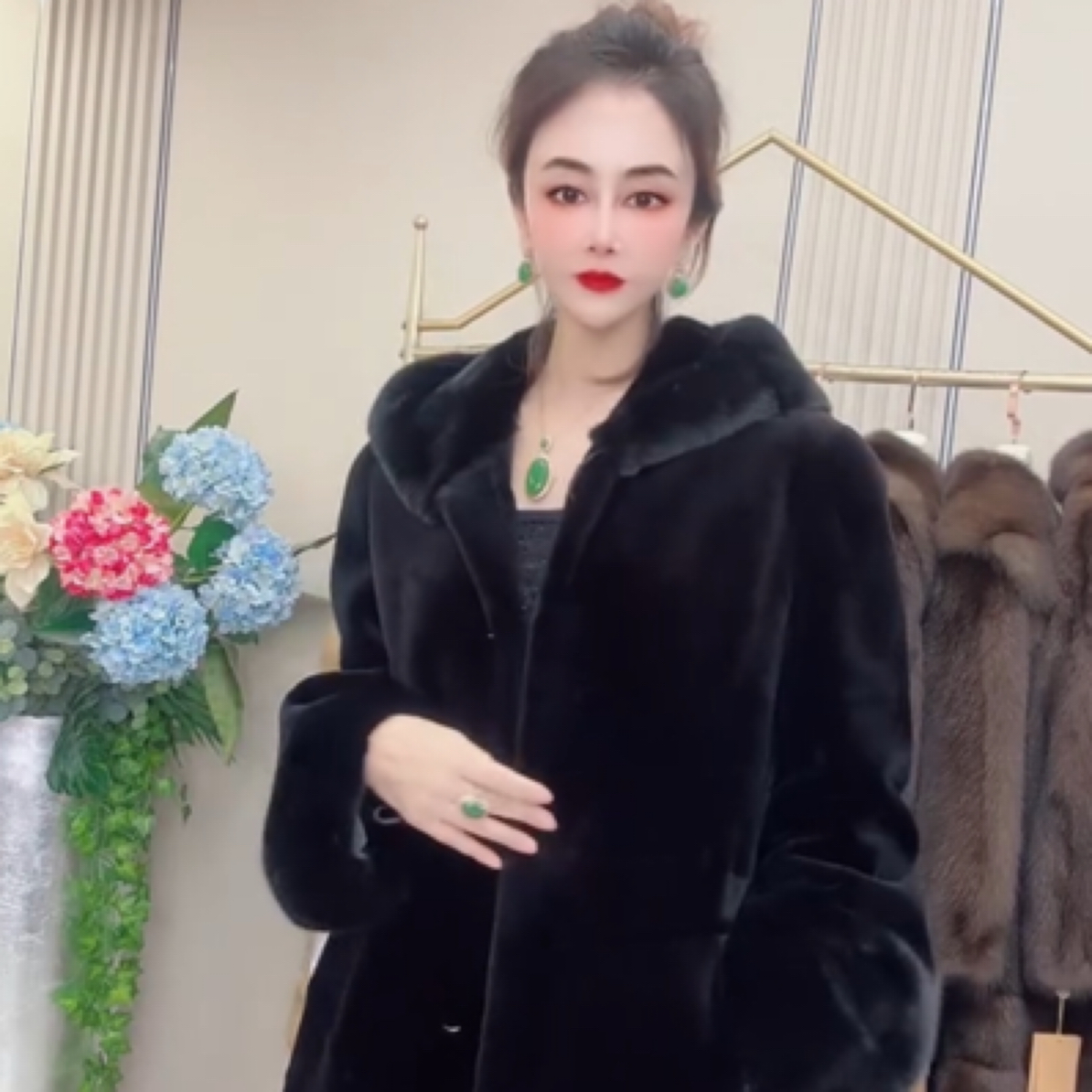 18007皇家贵夫人冬季新款貂绒黑色帽版皮草大衣JBN-衣长110cm