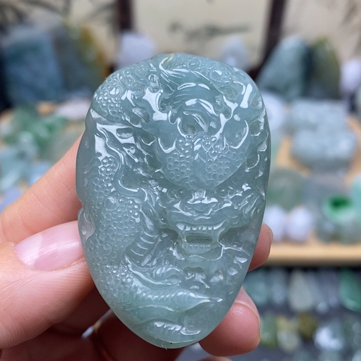 翡翠未镶嵌颈饰龙