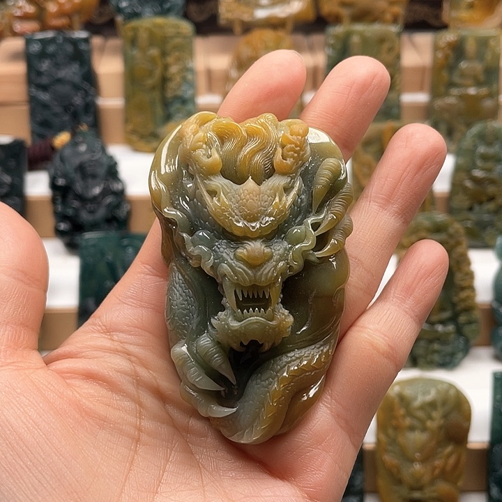 翡翠颈饰未镶嵌鞋****米天然翡翠A货龙