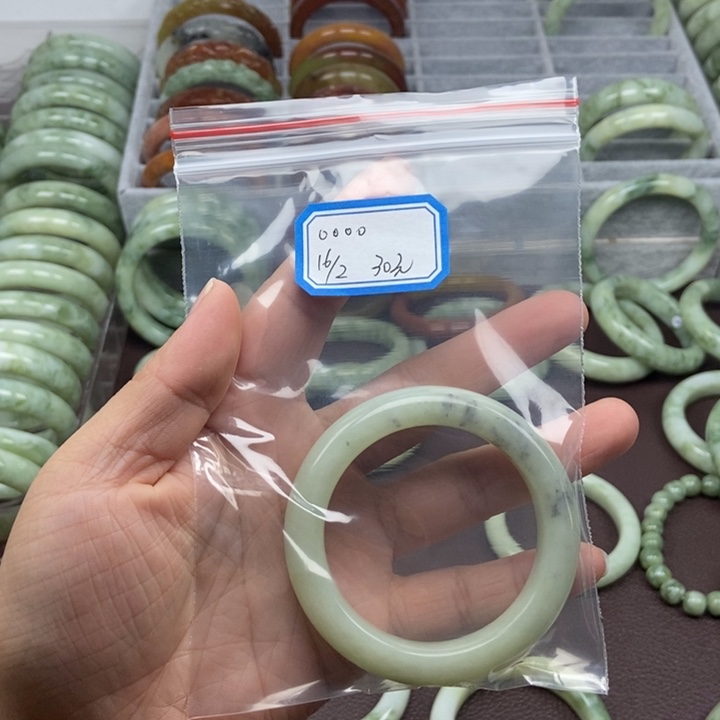 蛇纹石玉手镯未镶嵌?****。