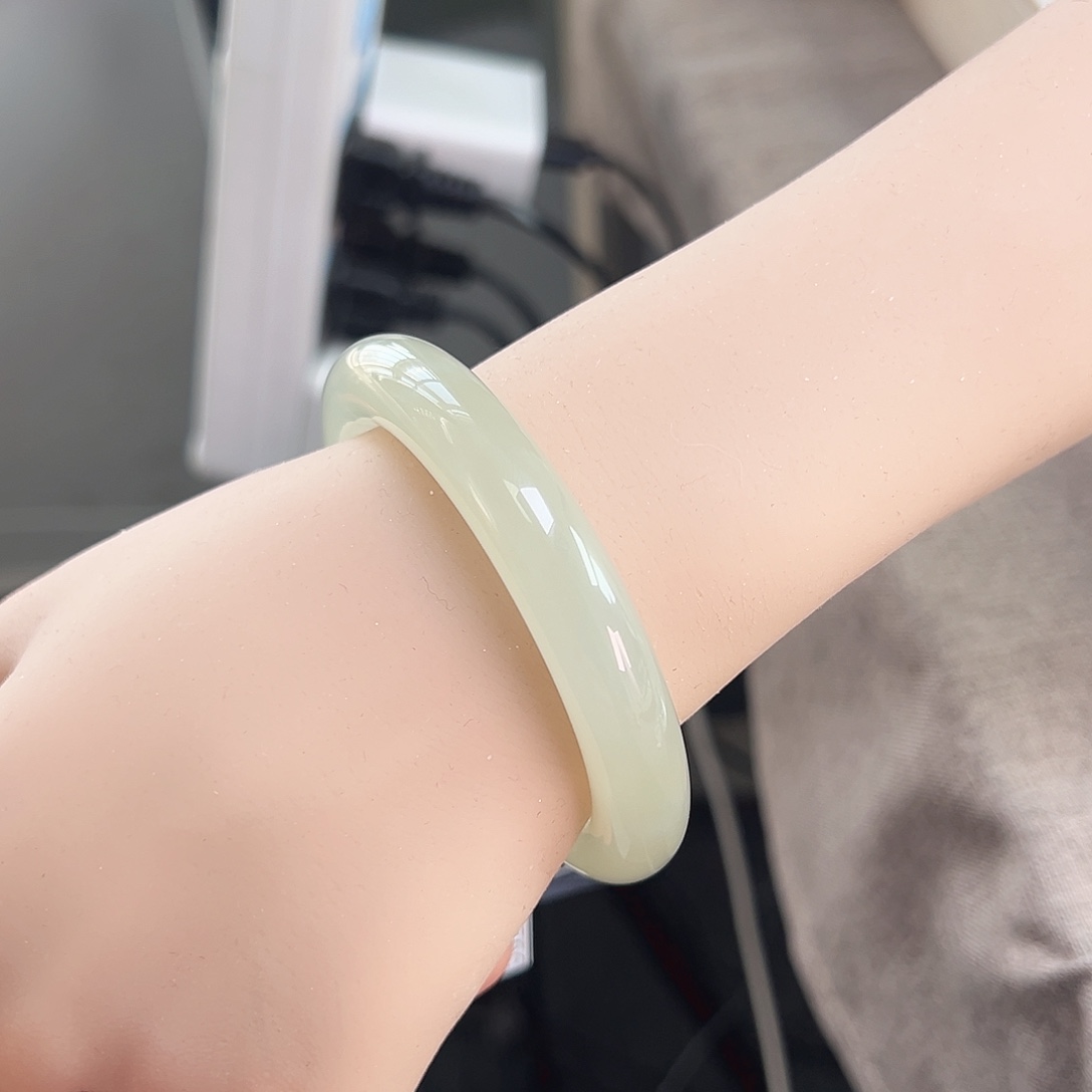 和田玉未镶嵌手镯