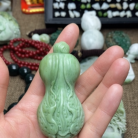 独山玉颈饰未镶嵌