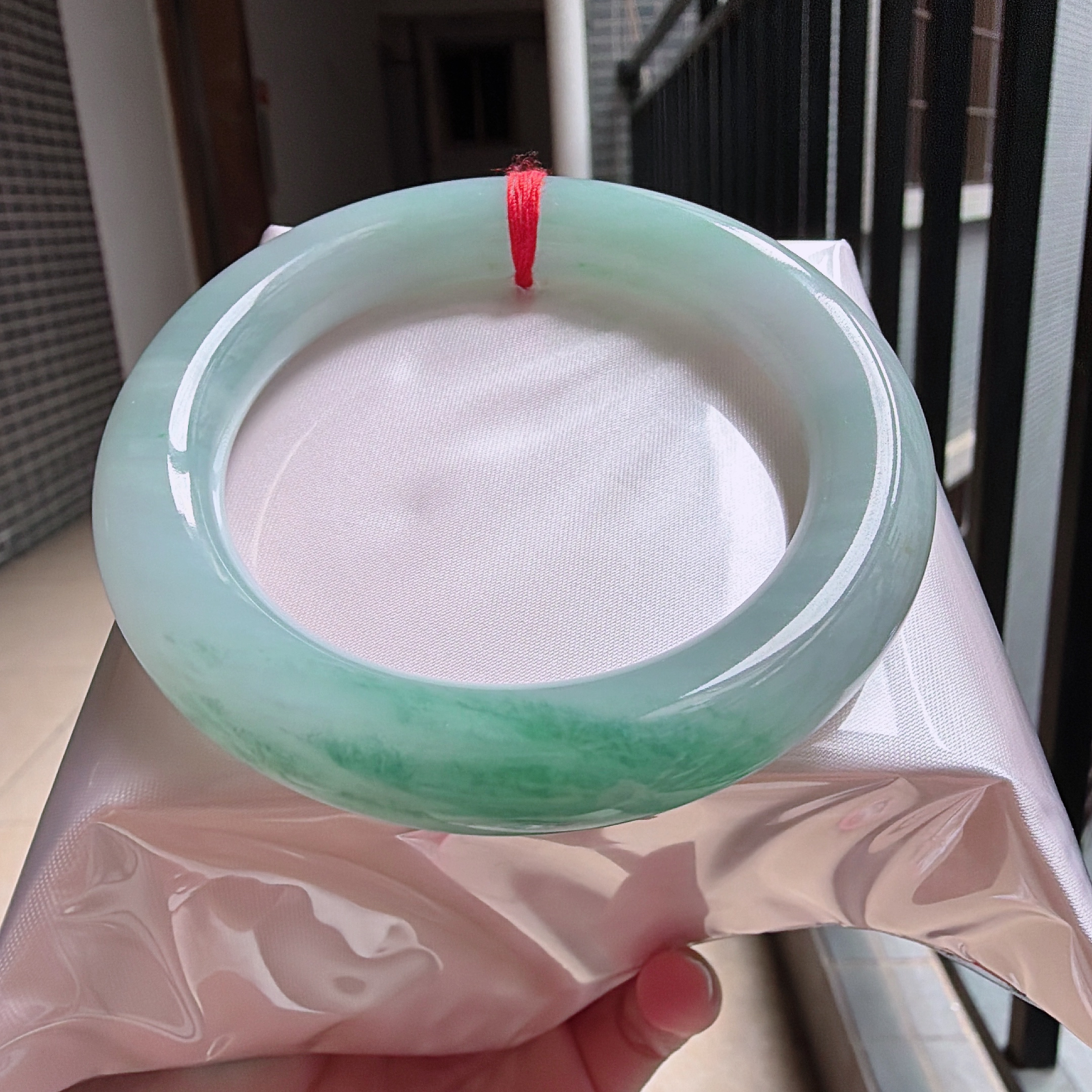 122905号，缅甸天然翡翠A货56/57圈口飘花大胖圆手镯 自然光