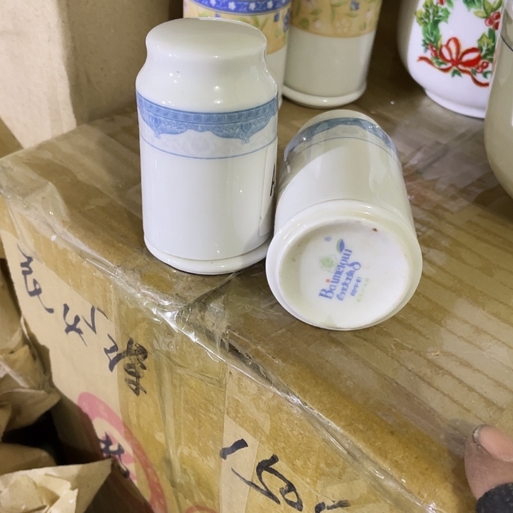 瓷片白梅釉中彩牙签桶一对 蓝