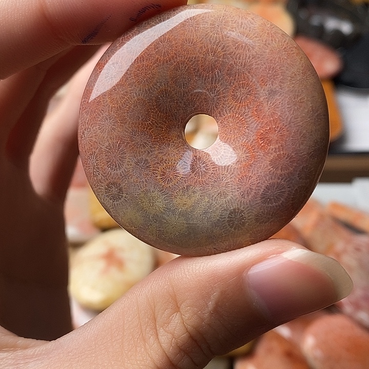 桃***子硅化珊瑚未镶嵌颈饰