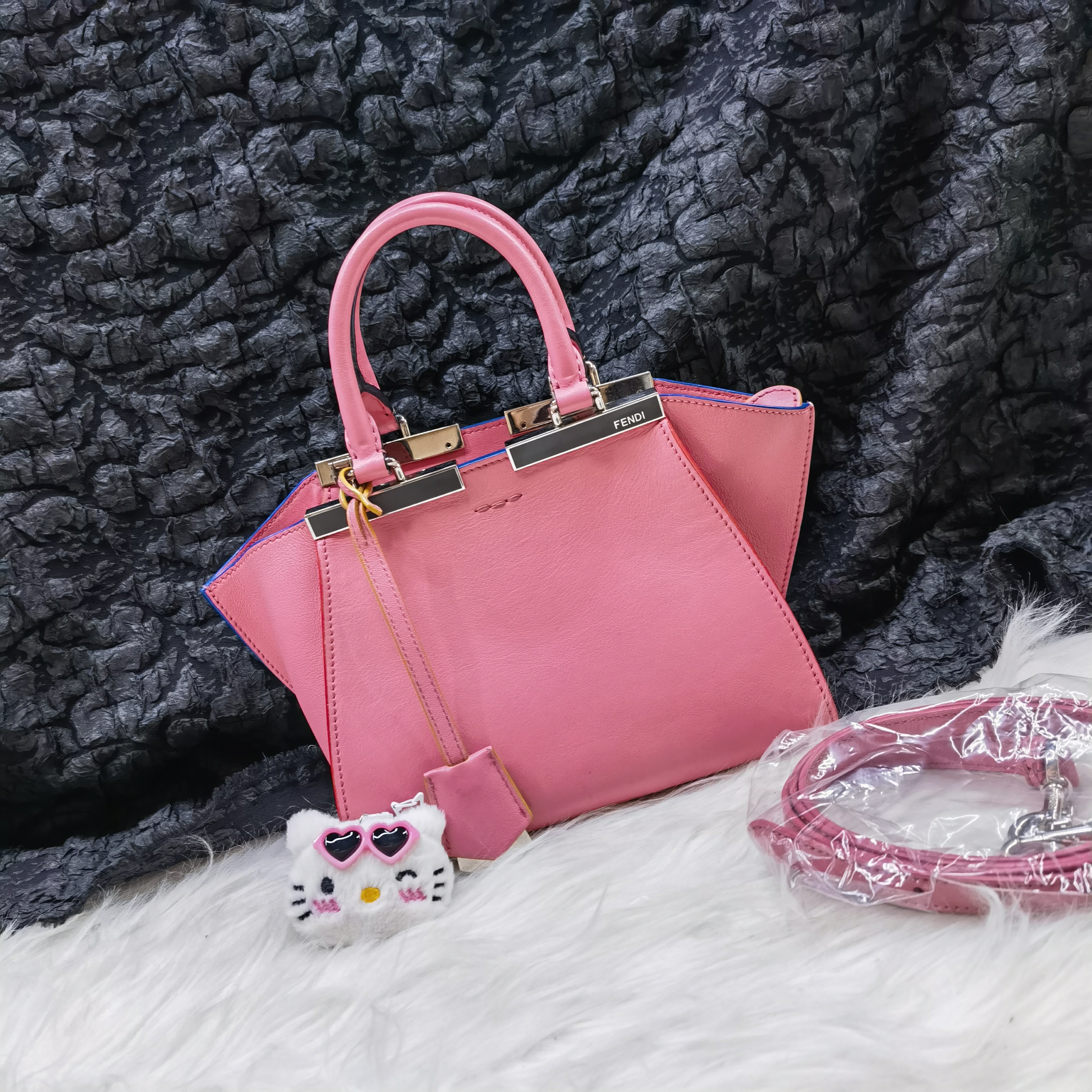 95新 FENDI/芬迪 芬迪粉色小号蝙蝠包手提斜挎包