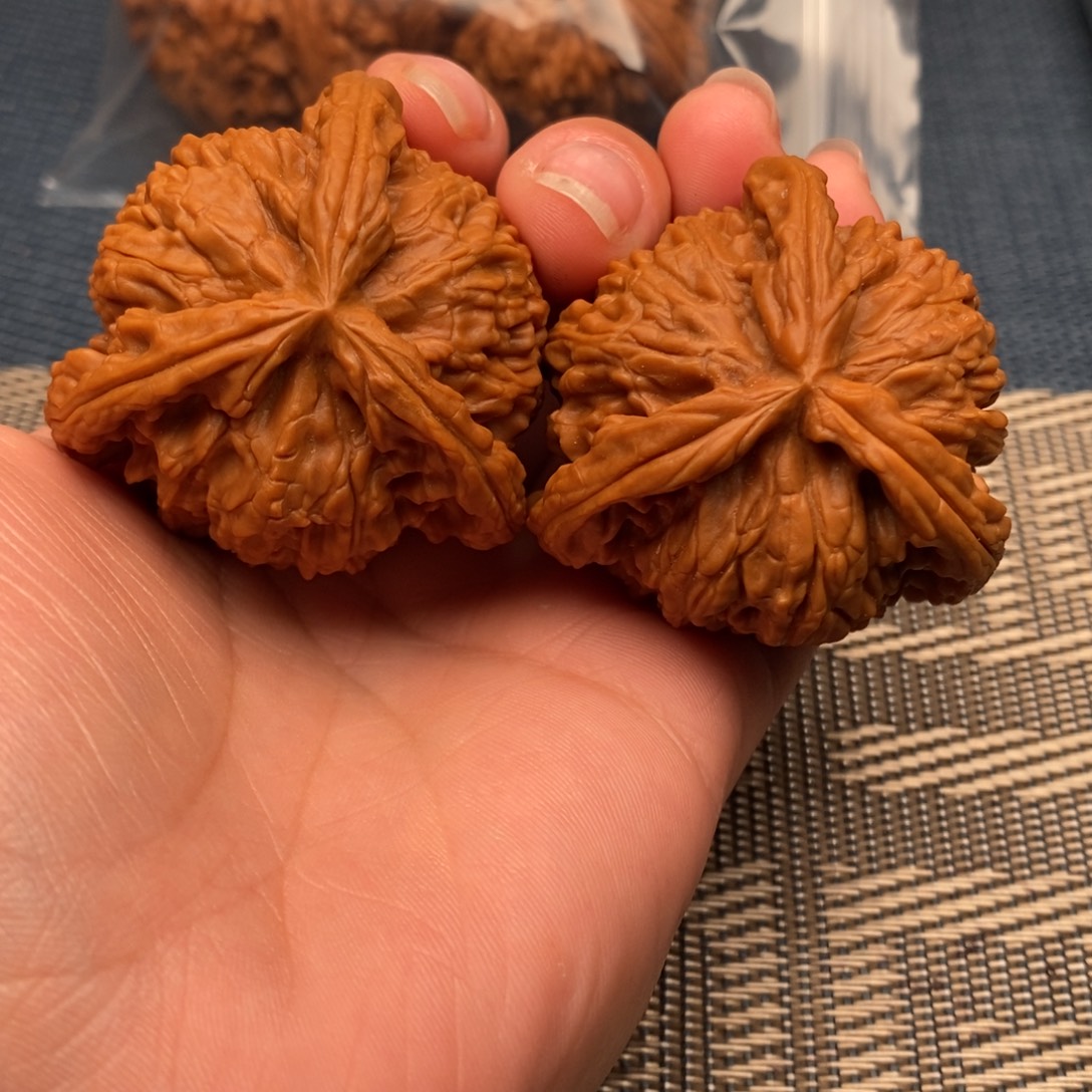 潇***范文玩核桃吊坠三棱