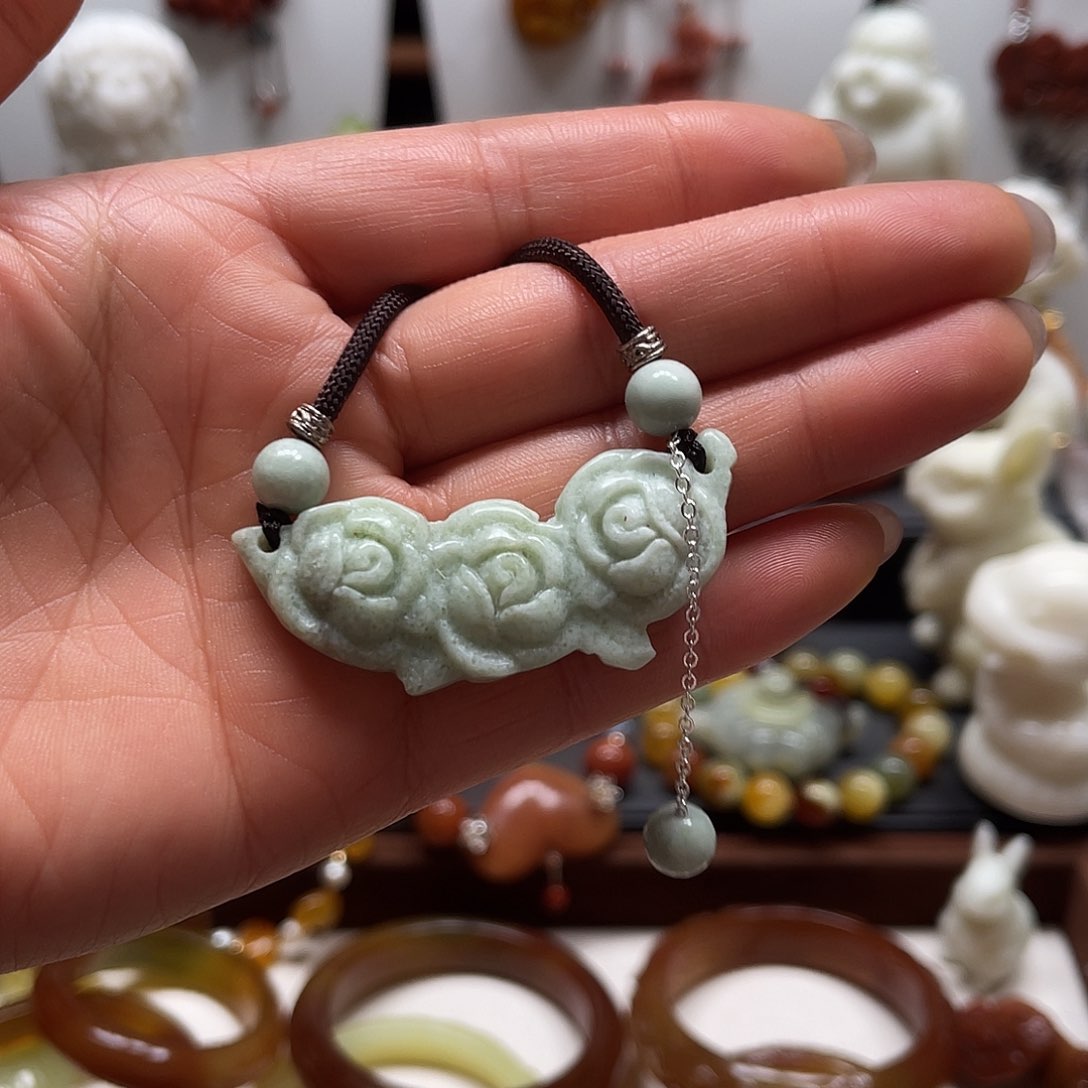 蛇纹石玉吊坠未镶嵌