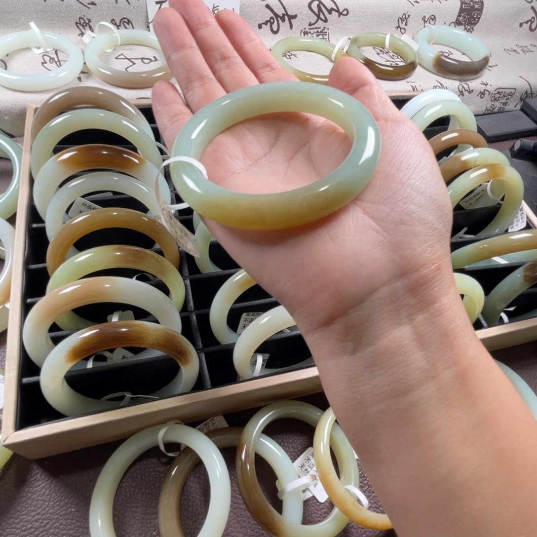 和田玉未镶嵌手镯