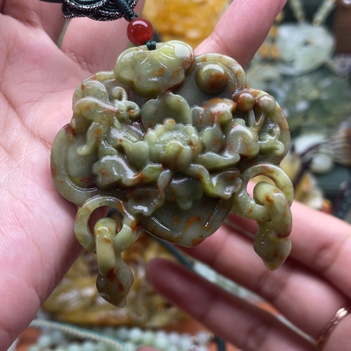 蛇纹石玉吊坠合金