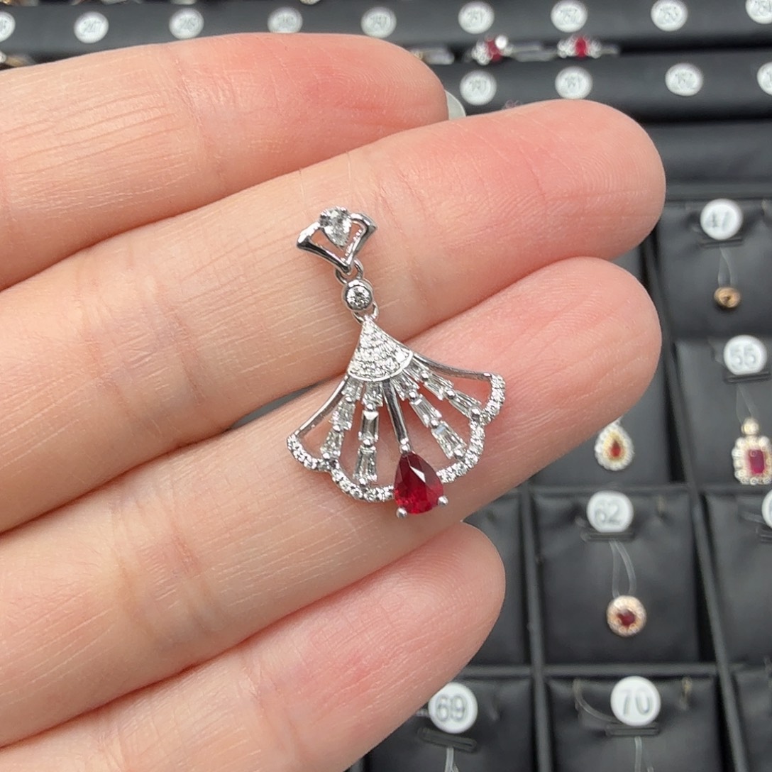 18K金镶嵌吊坠(不含链)红宝石小裙子鸽血红0.28克拉