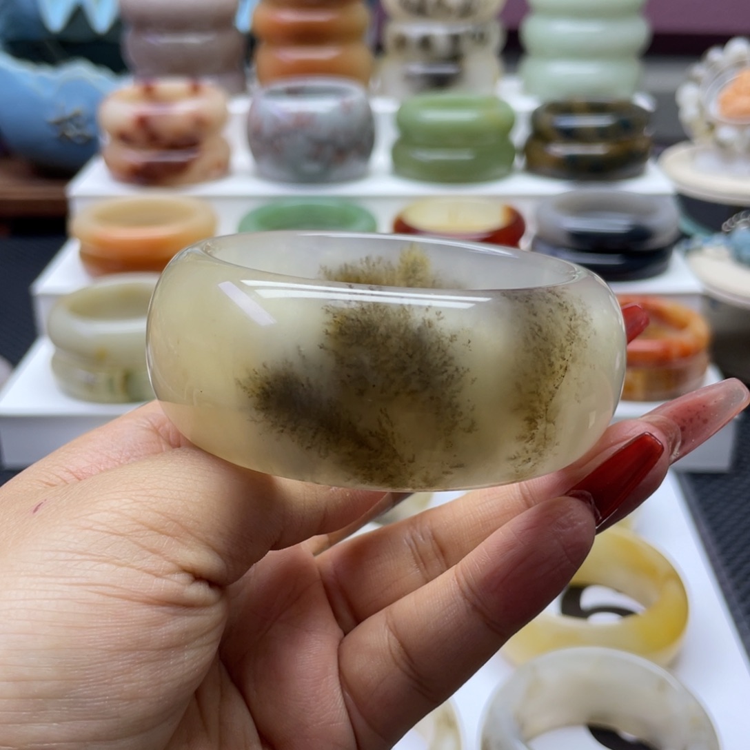 石英质玉手镯未镶嵌翠**。