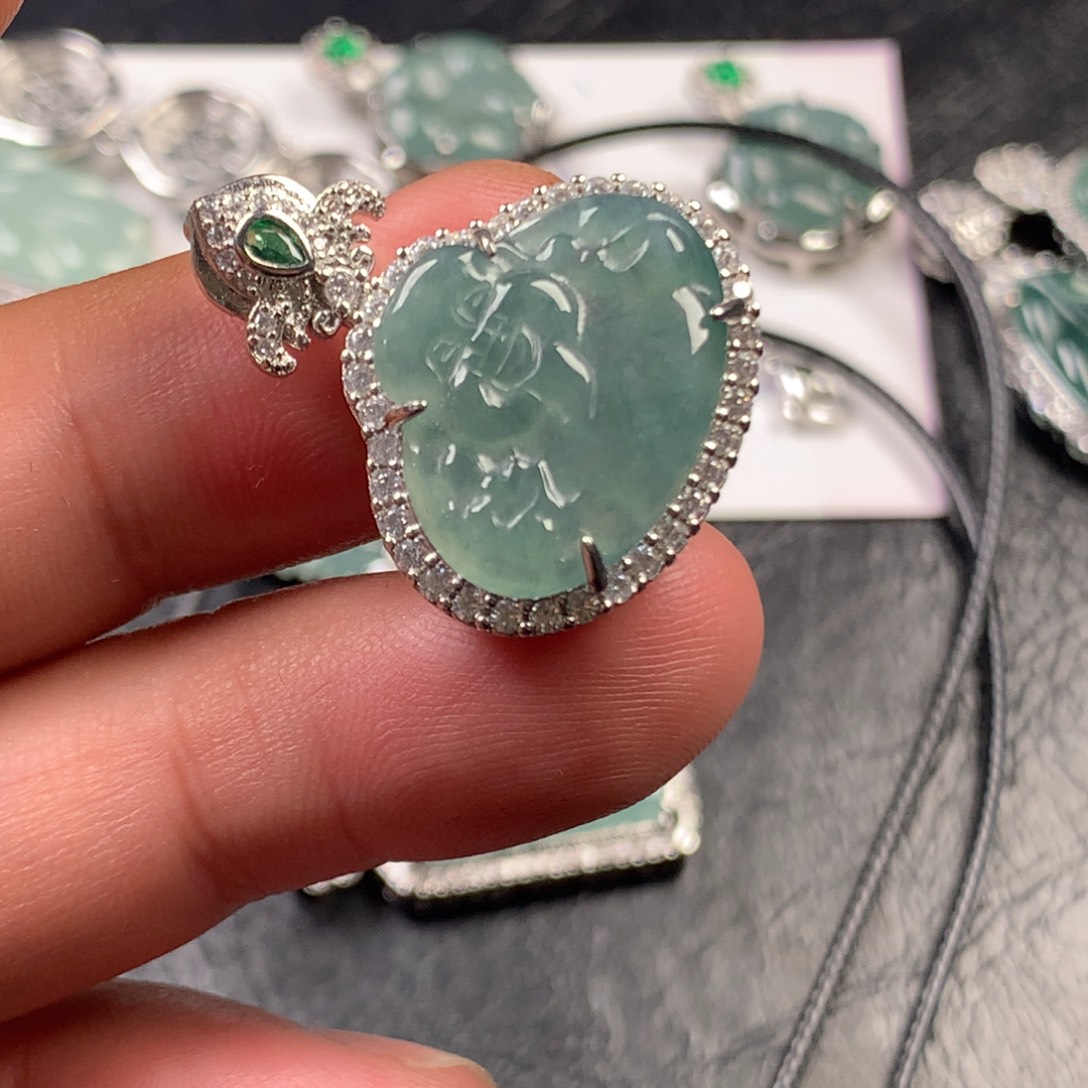 翡翠未镶嵌颈饰财神