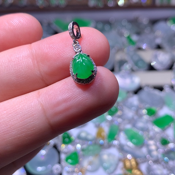 翡翠18K金镶嵌颈饰